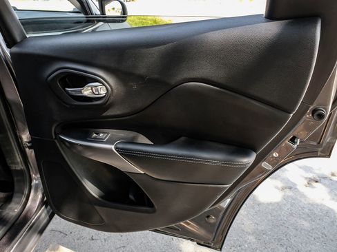 Used 2019 Jeep Cherokee Latitude Plus w/ Comfort/Convenience Group image 52