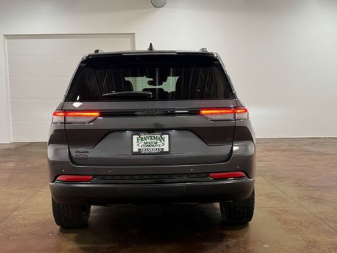 Used 2022 Jeep Grand Cherokee Altitude AWD/4WD image 25