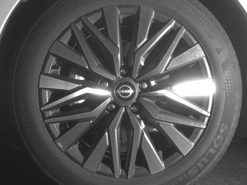 Used 2025 Nissan Altima 2.5 SV FWD image 12