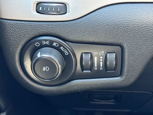 Used 2017 Jeep Cherokee Latitude w/ Cold Weather Group AWD/4WD image 16