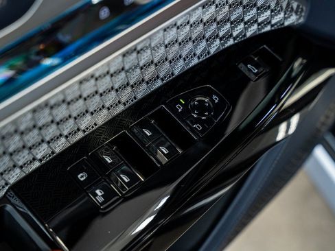 Used 2024 BMW i7 xDrive60 image 34