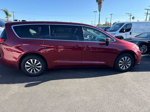 Used 2023 Chrysler Pacifica Touring-L FWD image 8