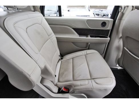 Used 2018 Lincoln Navigator Select w/ Technology Package RWD image 11