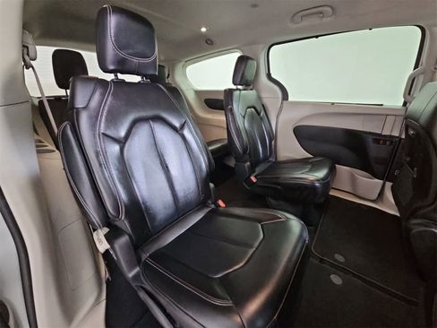 Used 2024 Chrysler Pacifica Touring-L image 20