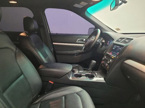 Used 2017 Ford Explorer XLT w/ Equipment Group 202A image 21