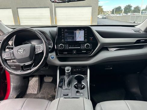 Used 2021 Toyota Highlander XLE AWD/4WD image 10