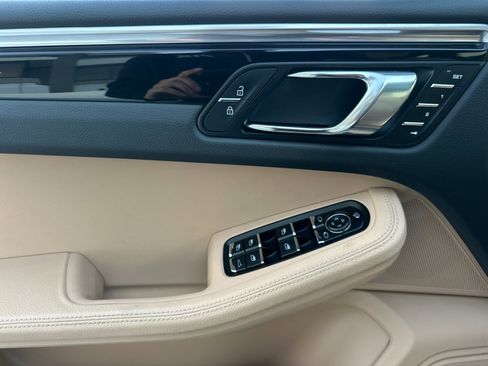 Used 2022 Porsche Macan w/ Premium Package image 12