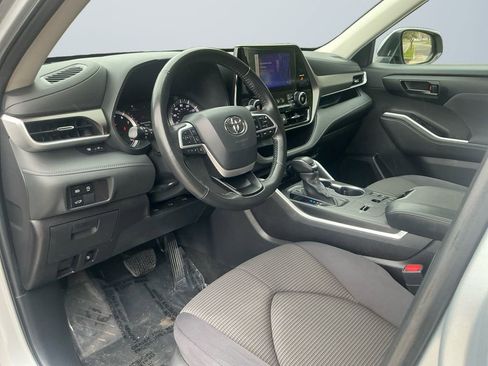 Used 2023 Toyota Highlander LE FWD image 11