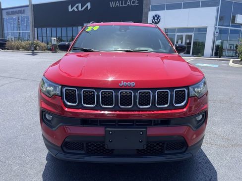 Used 2024 Jeep Compass Latitude AWD/4WD image 2