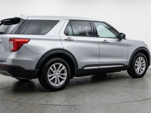 Used 2024 Ford Explorer XLT w/ Equipment Group 202A AWD/4WD image 9