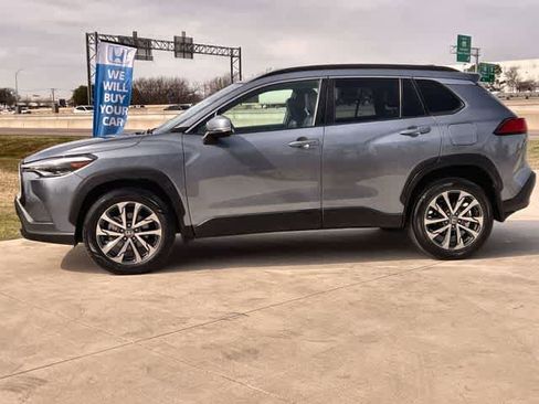 Used 2022 Toyota Corolla Cross XLE image 4