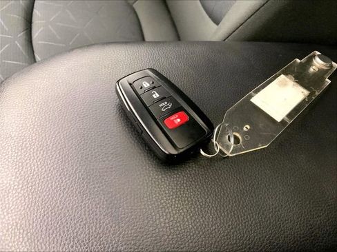 Used 2022 Toyota RAV4 XLE w/ Convenience Package image 11