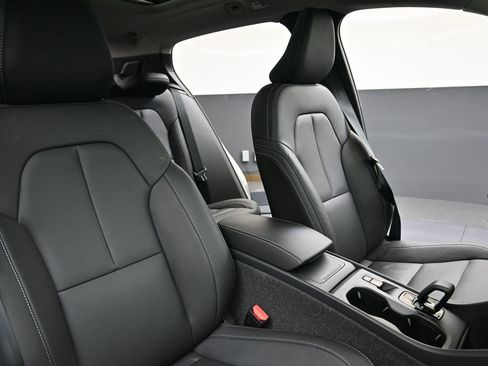 Certified 2025 Volvo XC40 B5 Core image 13
