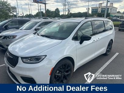 Used 2024 Chrysler Pacifica Limited w/ Uconnect Theater Family Group