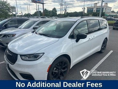 Used 2024 Chrysler Pacifica Limited w/ Uconnect Theater Family Group FWD image 1