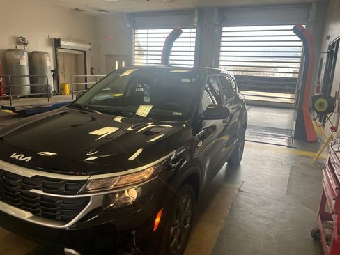 Used 2024 Kia Seltos LX AWD/4WD image 4