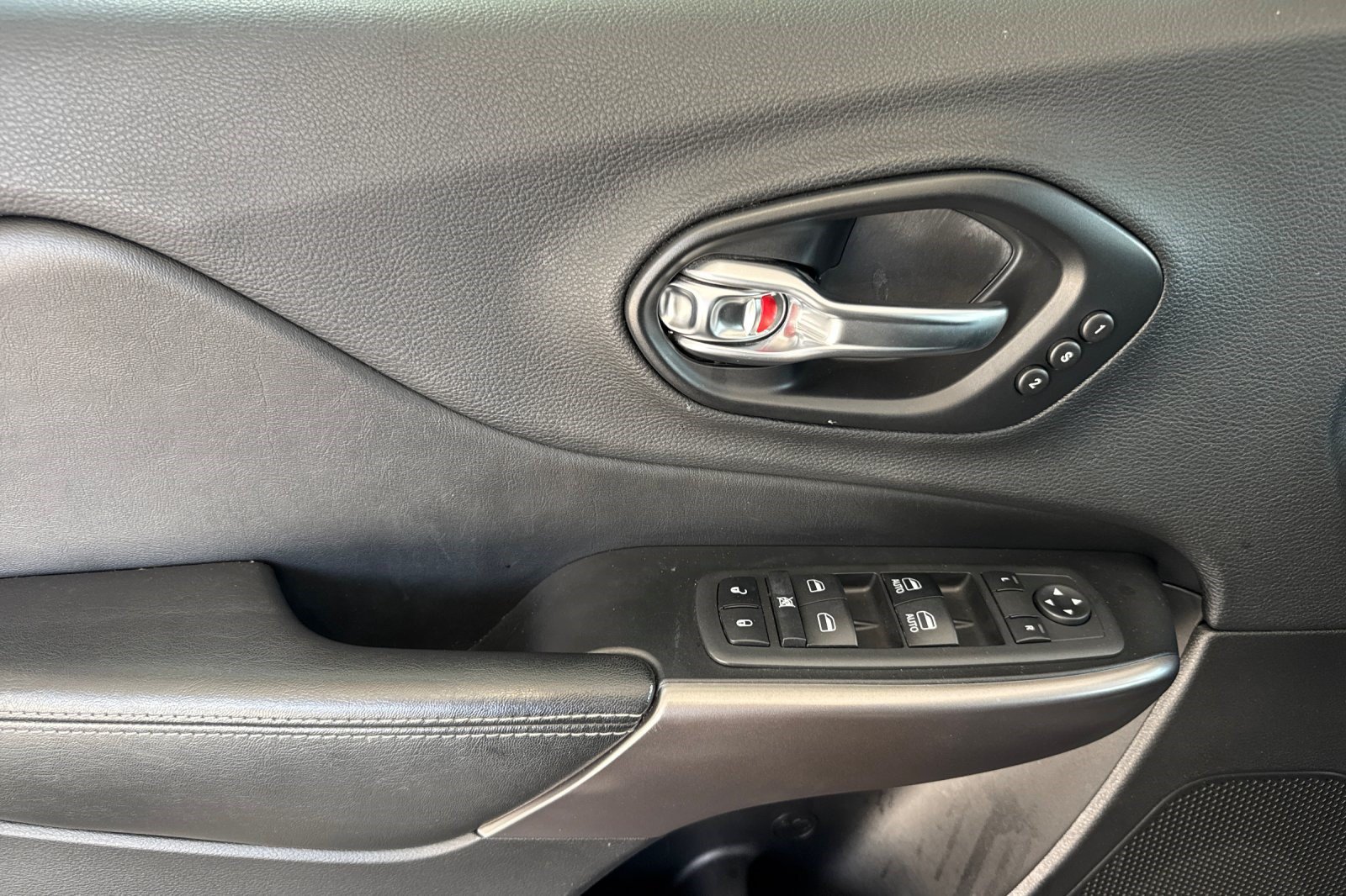 Used 2019 Jeep Cherokee Limited FWD image 12