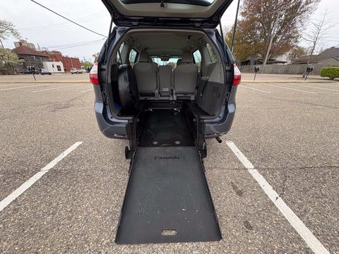 Used 2017 Toyota Sienna L FWD image 29