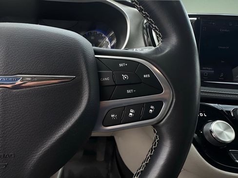 Used 2021 Chrysler Pacifica Touring-L FWD image 25