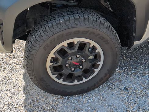 Used 2025 Toyota Tacoma TRD Off-Road AWD/4WD image 11