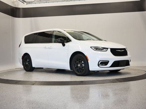 Used 2024 Chrysler Pacifica Touring-L image 47