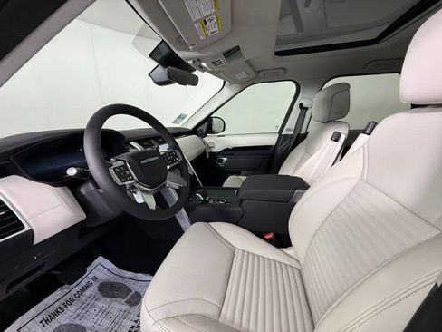 New 2025 Land Rover Discovery S image 5