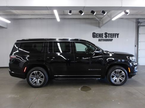 Used 2025 Jeep Wagoneer 4WD image 3