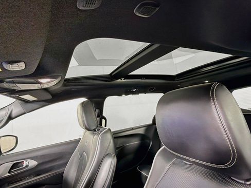 Used 2025 Chrysler Pacifica Limited FWD image 5