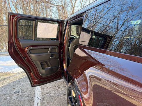 New 2026 Land Rover Defender 130 X-Dynamic SE image 12