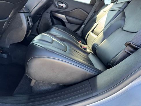 Used 2019 Jeep Cherokee Limited image 10