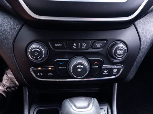 Used 2019 Jeep Cherokee Latitude Plus FWD image 24