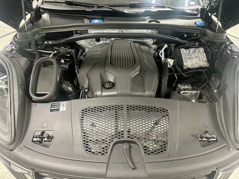 Used 2026 Porsche Macan AWD/4WD image 31