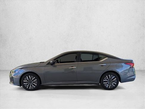 Used 2024 Nissan Altima 2.5 SV FWD image 2
