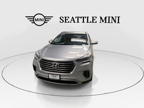Used 2017 Hyundai Santa Fe SE image 4