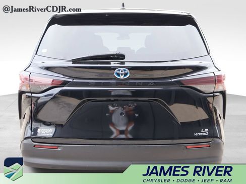 Used 2024 Toyota Sienna LE FWD image 4