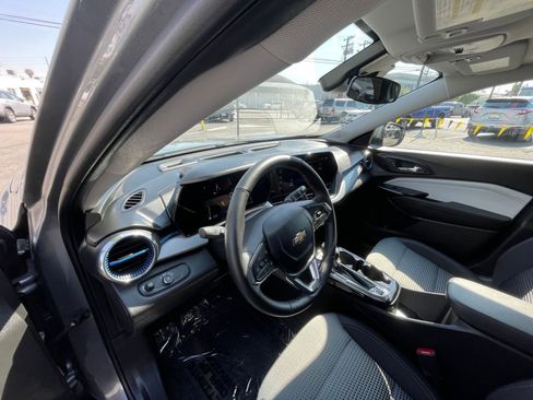 Used 2025 Chevrolet Trax LT w/ LT Convenience Package image 35