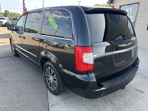 Used 2014 Chrysler Town & Country S FWD image 7