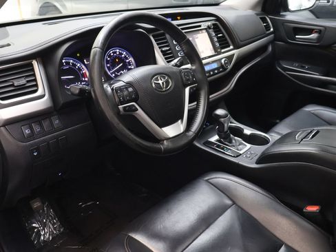 Used 2019 Toyota Highlander XLE AWD/4WD image 18