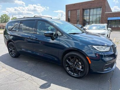Used 2023 Chrysler Pacifica Touring-L w/ Uconnect Theater Family Group