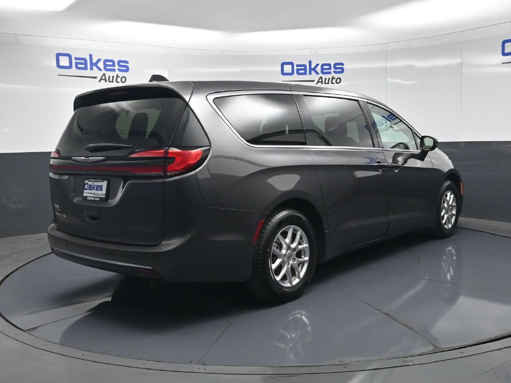 Used 2023 Chrysler Pacifica Touring-L FWD image 7
