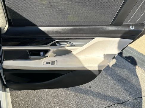 Used 2020 BMW 750i xDrive w/ Executive Package image 25