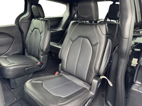 Used 2025 Chrysler Pacifica Select AWD/4WD image 16