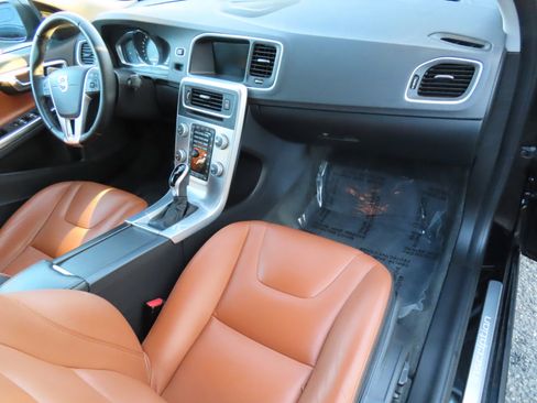 Used 2017 Volvo S60 T5 Inscription image 19