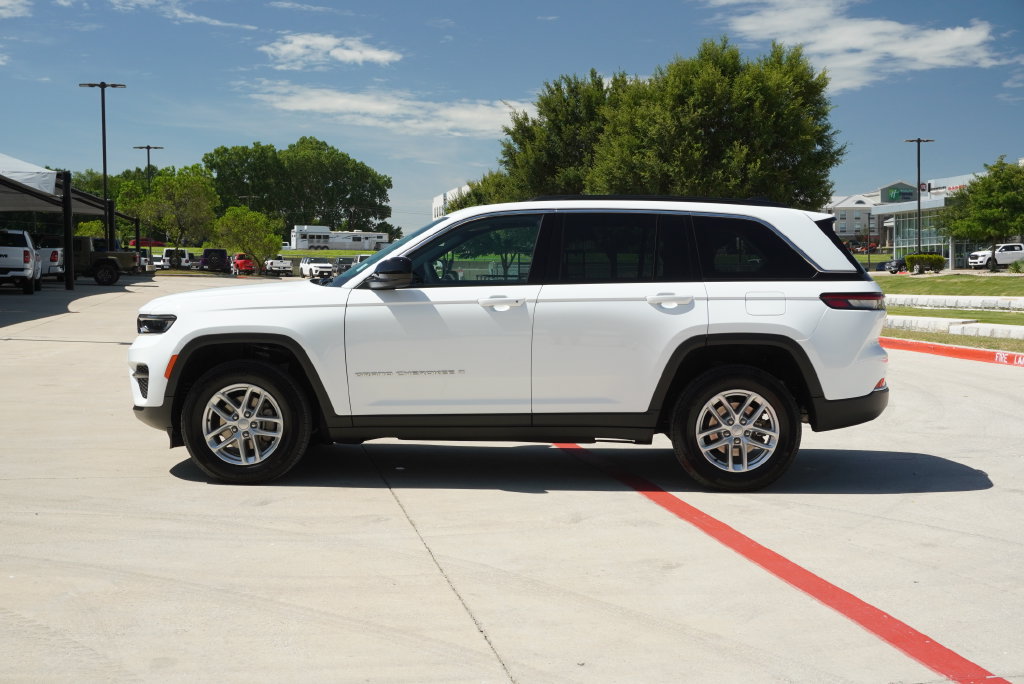 Used 2025 Jeep Grand Cherokee Laredo X AWD/4WD image 2