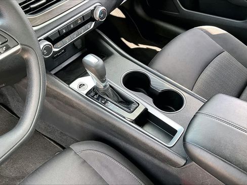 Used 2025 Nissan Altima 2.5 SV FWD image 17