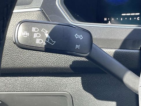 Used 2022 Volkswagen Tiguan SE R-Line image 25