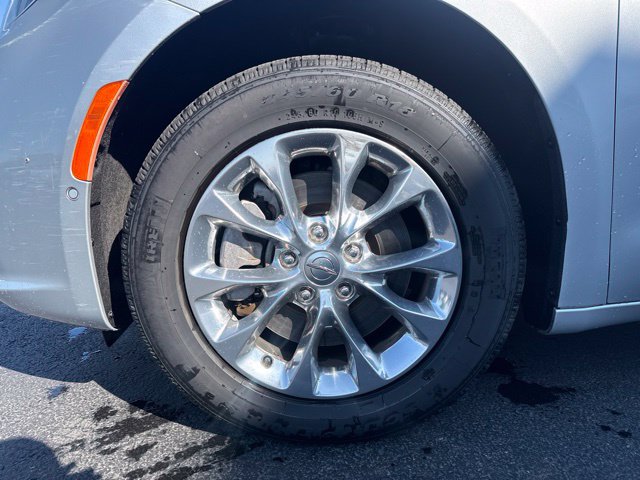 Used 2023 Chrysler Pacifica Touring-L AWD/4WD image 9