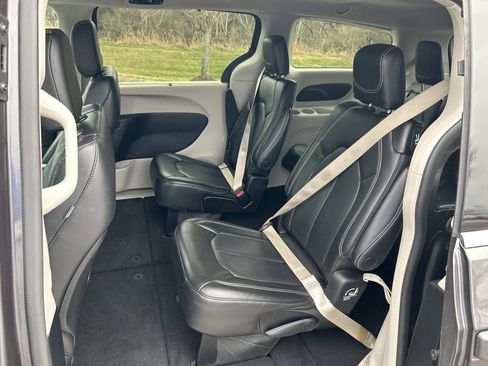 Used 2023 Chrysler Pacifica Touring-L image 21