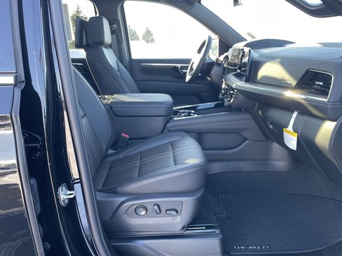 Used 2025 Chevrolet Suburban High Country image 27