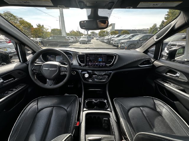 Used 2024 Chrysler Pacifica Premium FWD image 3